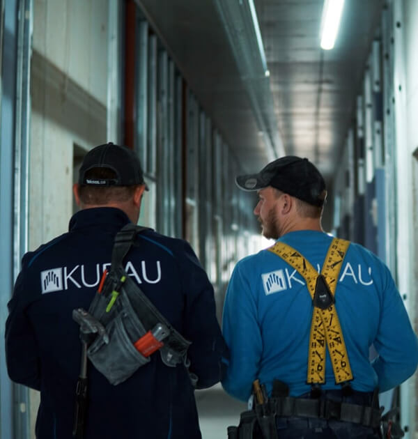Kubau Mitarbeiter im Flur des neuen Geomar Forschungszentrums