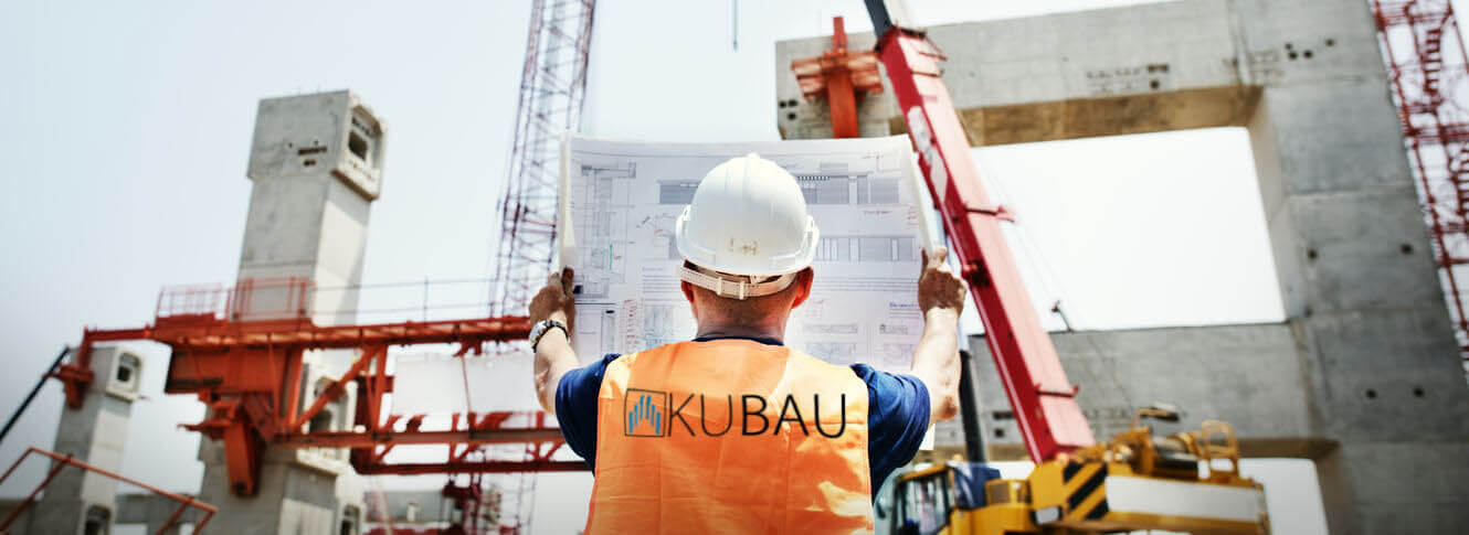 “Bauleiter-Kubau-GmbH” Bauleiter des Bauunternehmens Kubau GmbH begutachtet Baupläne auf der Baustelle