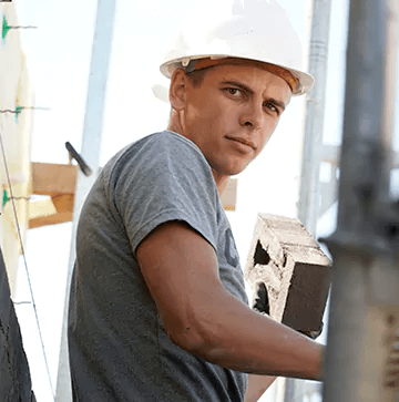 Bauunternehmenmitarbeiter als Maurer während der Arbeit an einer Mauer.