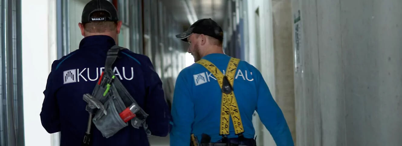 Zwei Trockenbauarbeit auf dem weg zur Baustelle