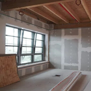 Ein Raum mit Fenster im frischen Trockenrohbau mit Brandhemenden Trockenbauplatten
