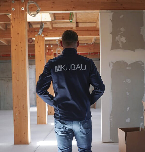 Laurynas Kulikas von der Kubau GmbH auf der Wissenschaftspark Baustelle in Kiel